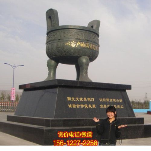 仿古青銅雕塑，點綴廣場美景