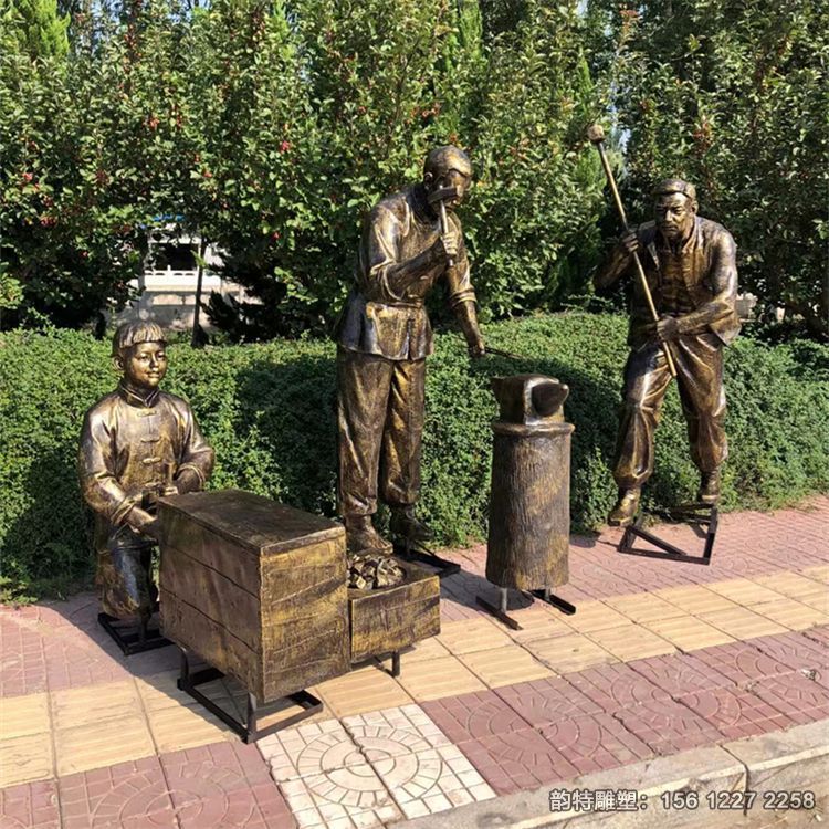 玻璃鋼打鐵匠雕塑，民俗打鐵人物雕塑制作廠家